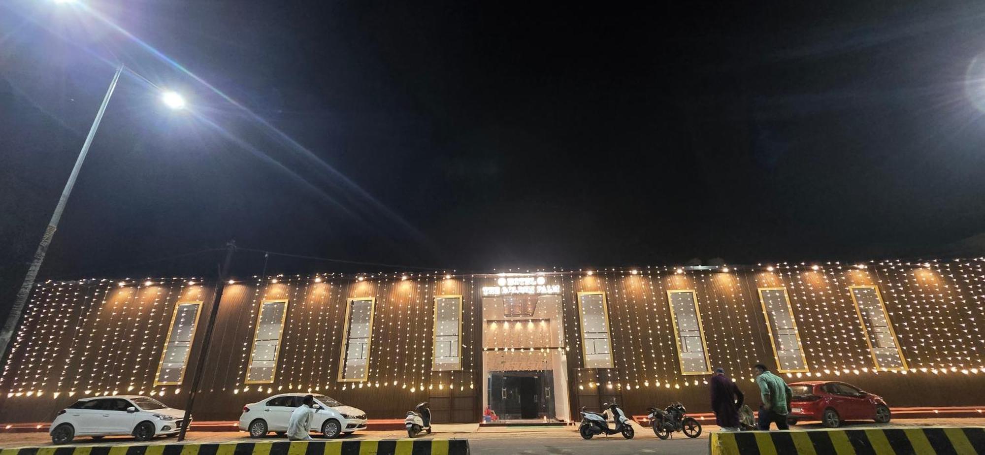 The Golden Palm Khajuraho Hotel Buitenkant foto