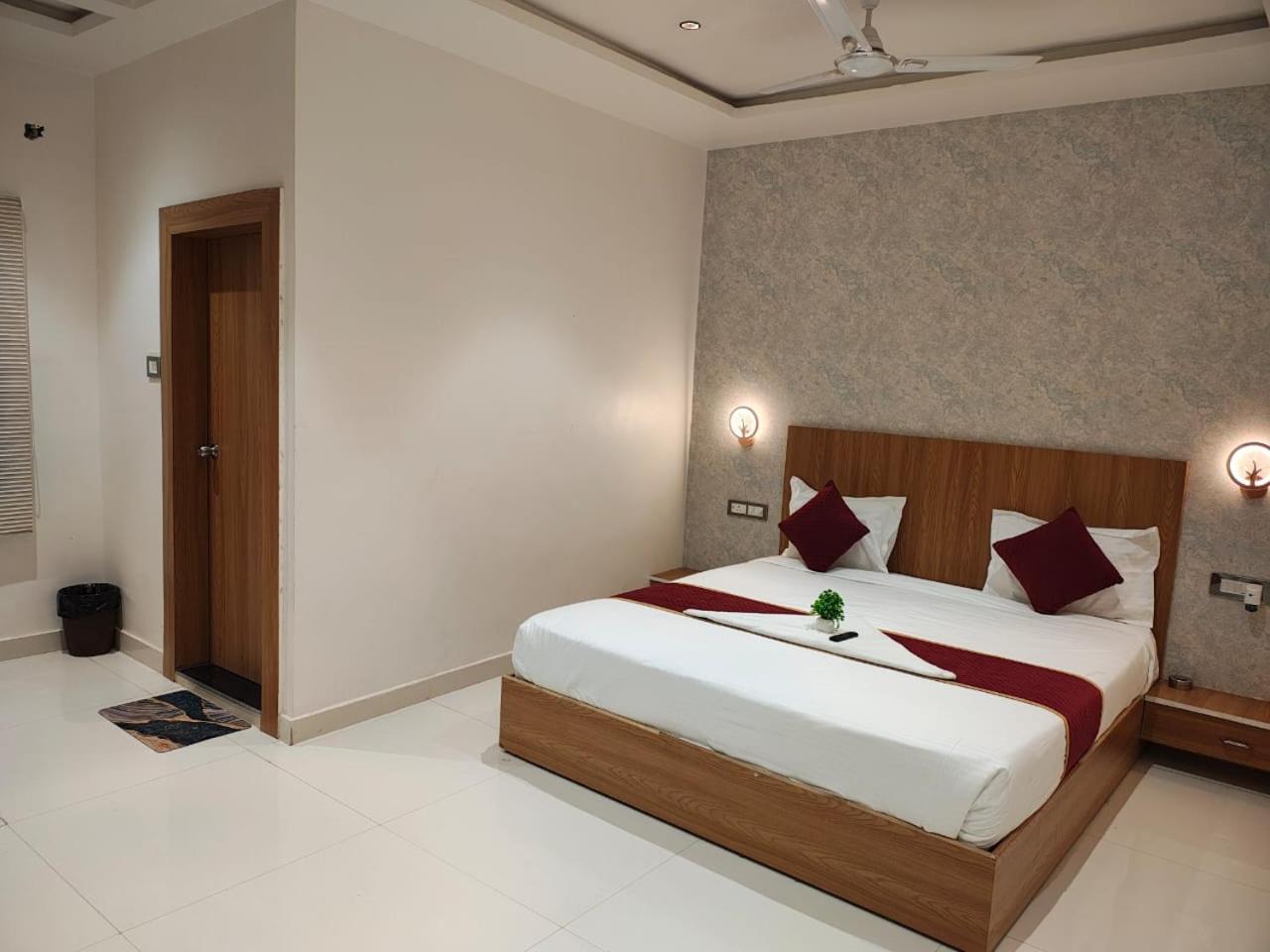 The Golden Palm Khajuraho Hotel Buitenkant foto