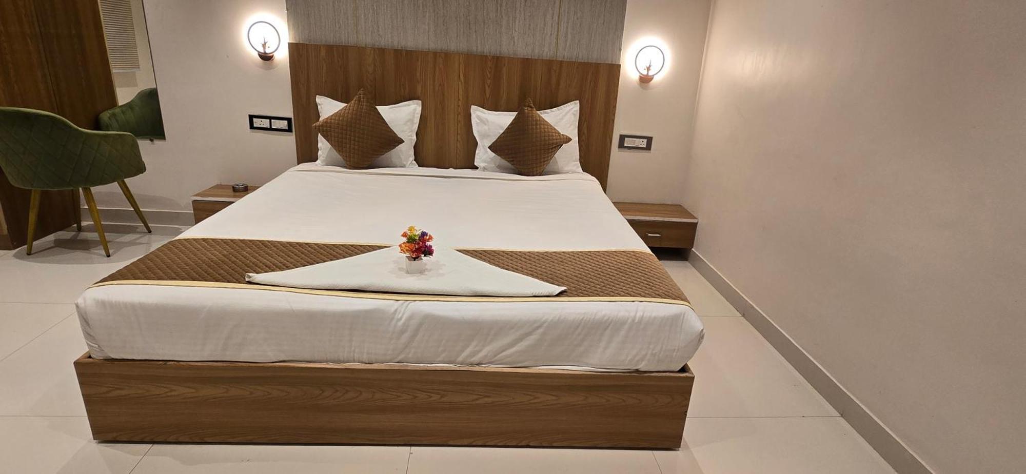 The Golden Palm Khajuraho Hotel Buitenkant foto